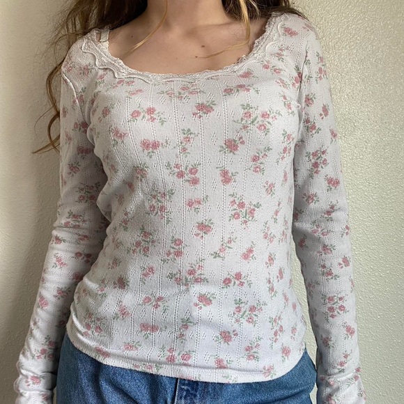 Dainty floral & lace Y2K long sleeve 💐 - Picture 2 of 4